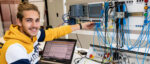 Person arbeitet an einer SPS-Steuerung und programmiert Automatisierungstechnik im Labor für Industrie 4.0