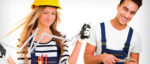 Personen in Arbeitskleidung mit Schutzhelm, Zollstock und Messwerkzeug vor hellem Hintergrund.