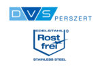 DVS-PERSZERT Edelstahl rostfrei Zertifikat DVS-PERSZERT Zertifikatslogo mit Hinweis „Edelstahl rostfrei“ und englischem Zusatz „Stainless Steel“.