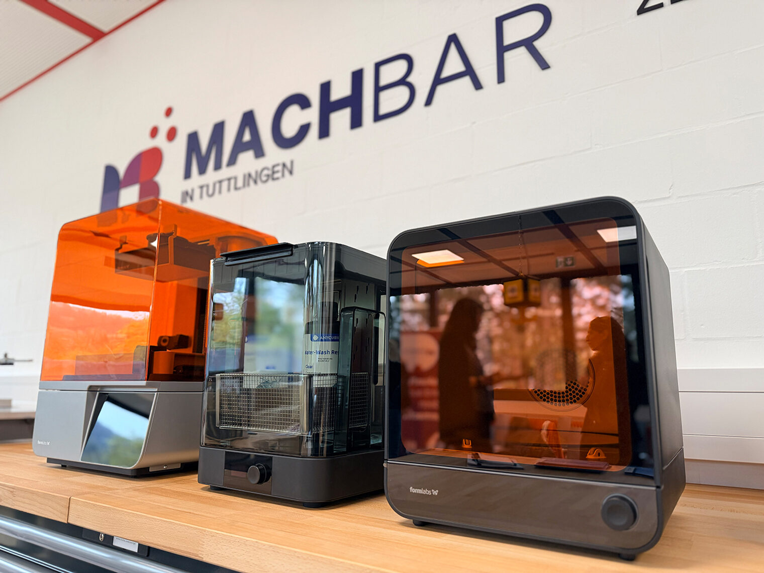 Drei Resin-3D-Drucker und Nachbearbeitungsgeräte von Formlabs auf einer Werkbank im Kreativraum 'Machbar in Tuttlingen' der BBT.