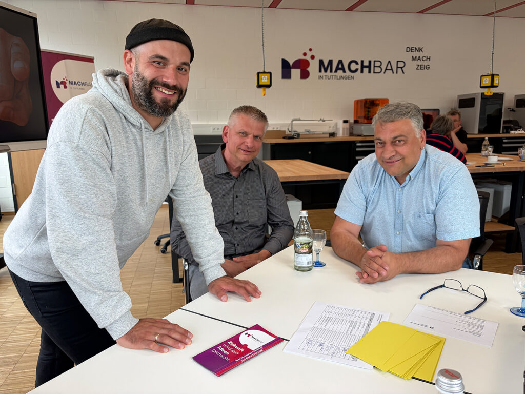 Anush Shahryary im Gespräch mit Michael Katterre und Filippo Campagna an einem Tisch im Kreativraum 'Machbar in Tuttlingen'.
