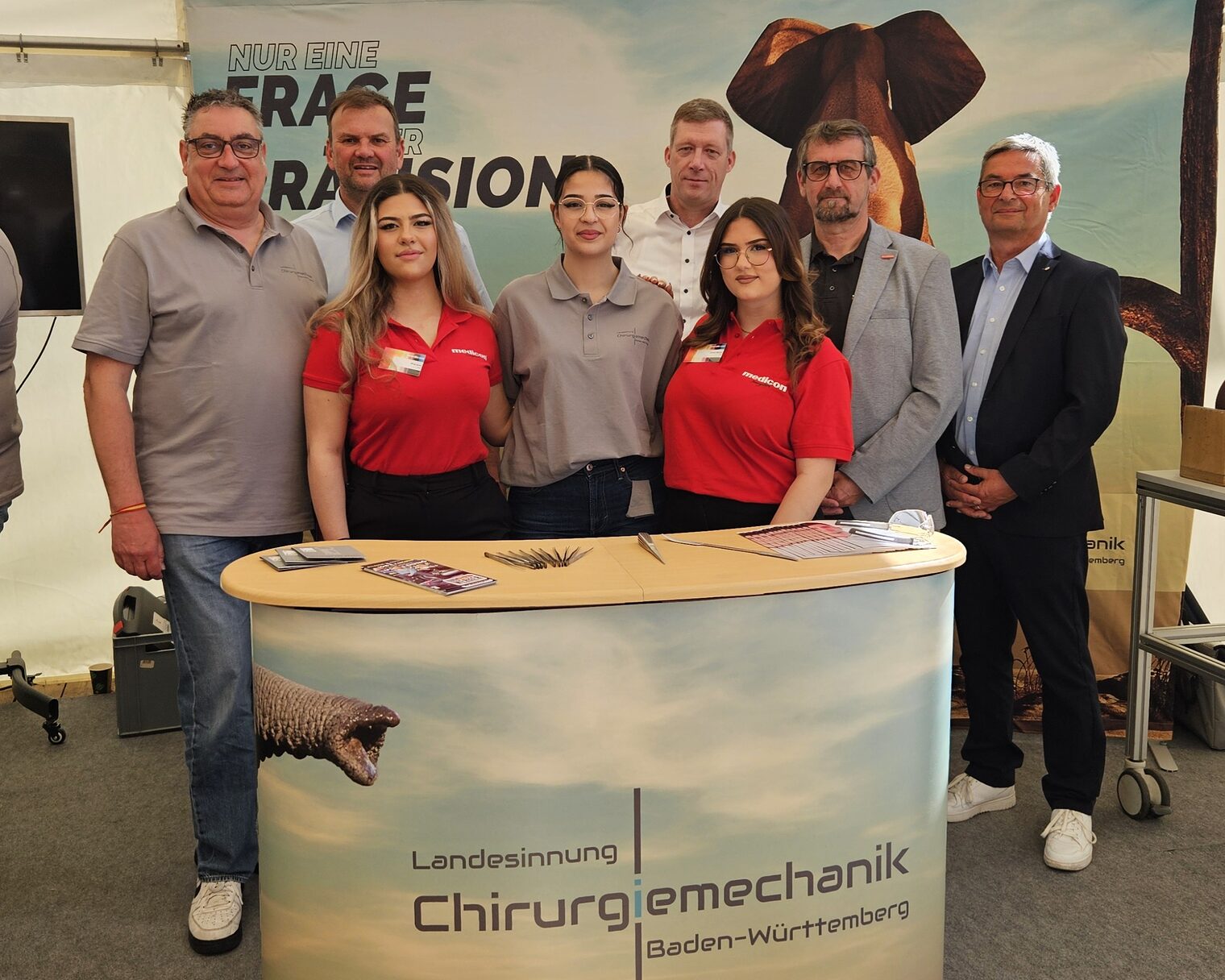 Gruppenfoto am Messestand der Landesinnung Chirurgiemechanik Baden-Württemberg auf der Ausbildungsbörse PROTUT in Tuttlingen. Vetreter der Innung und Auszubildende präsentieren gemeinsam den Beruf der Chirurgiemechanik.