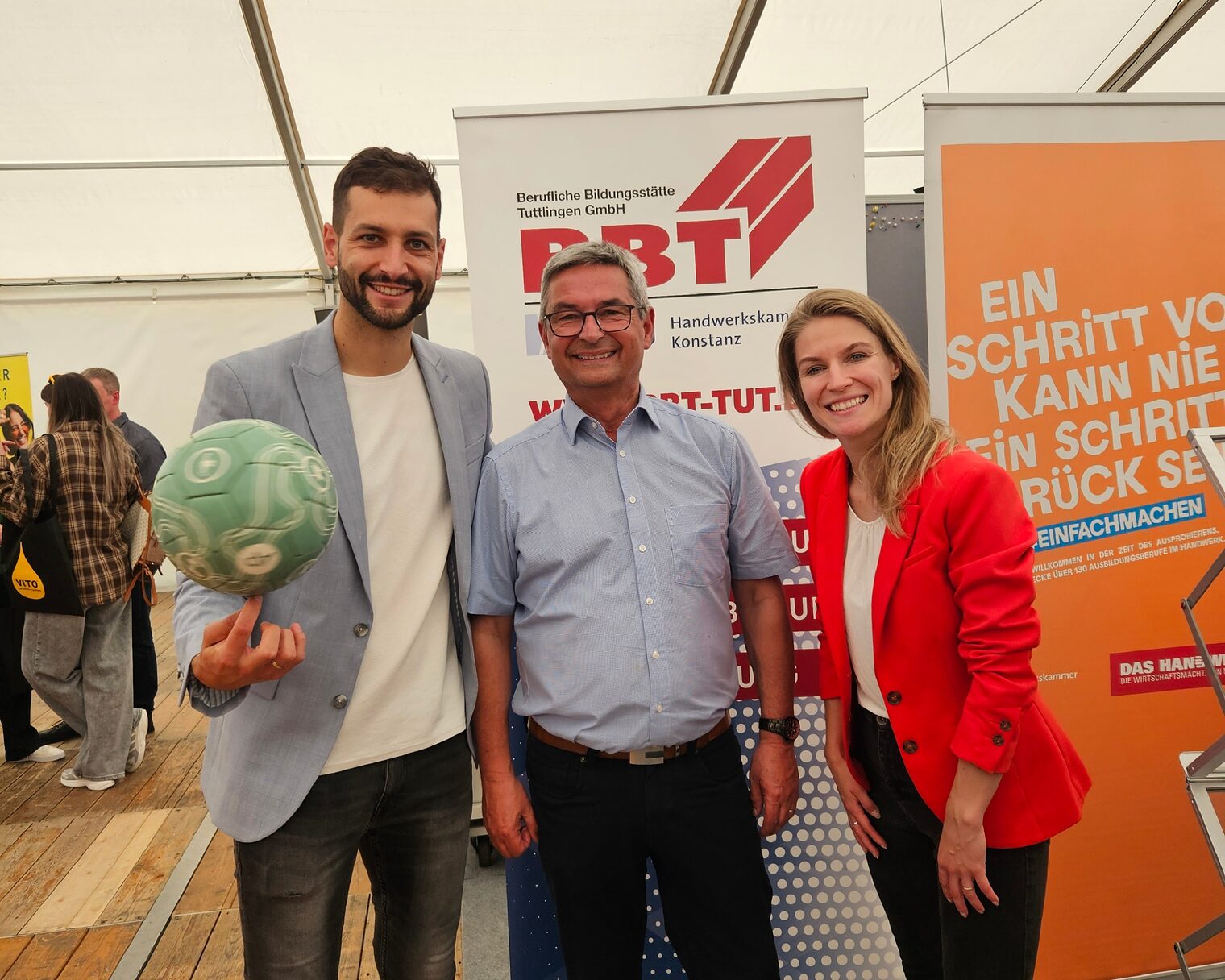 Patrick Bäurer, Freestyle‑Fußball‑World‑Record‑Holder, BBT Geschäfsführer Roland Aicheler, sowie Aguska Mnich, Freestyle‑Fußball‑World‑Champion, bei der Ausbildungsbörse PROTUT in Tuttlingen.